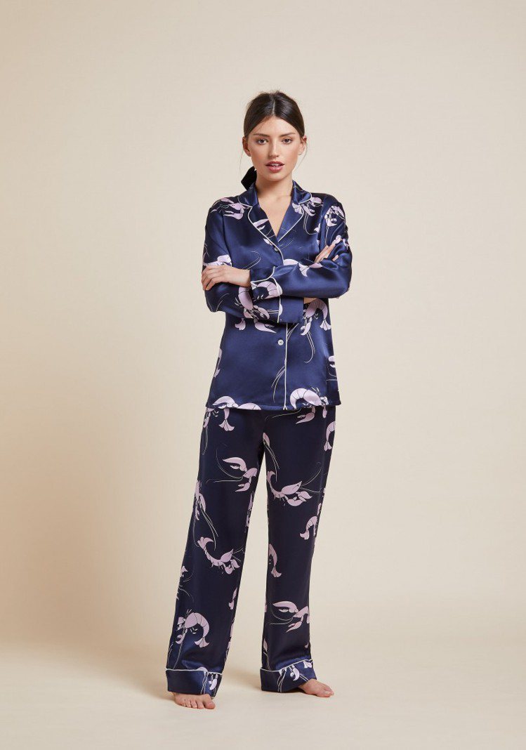 來自英國的頂級睡衣品牌Olivia von Halle以絲綢款式聞名，一件就要價近兩萬台幣。圖／摘自官網