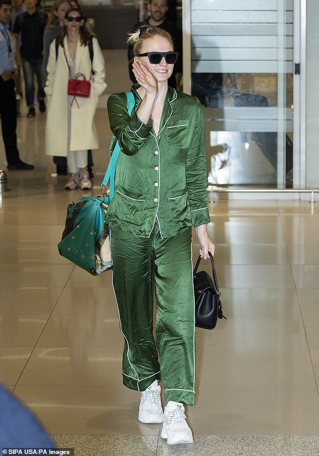 蘇菲特納到韓國宣傳，選穿墨綠色Olivia von Halle的睡衣作為搭機服。...