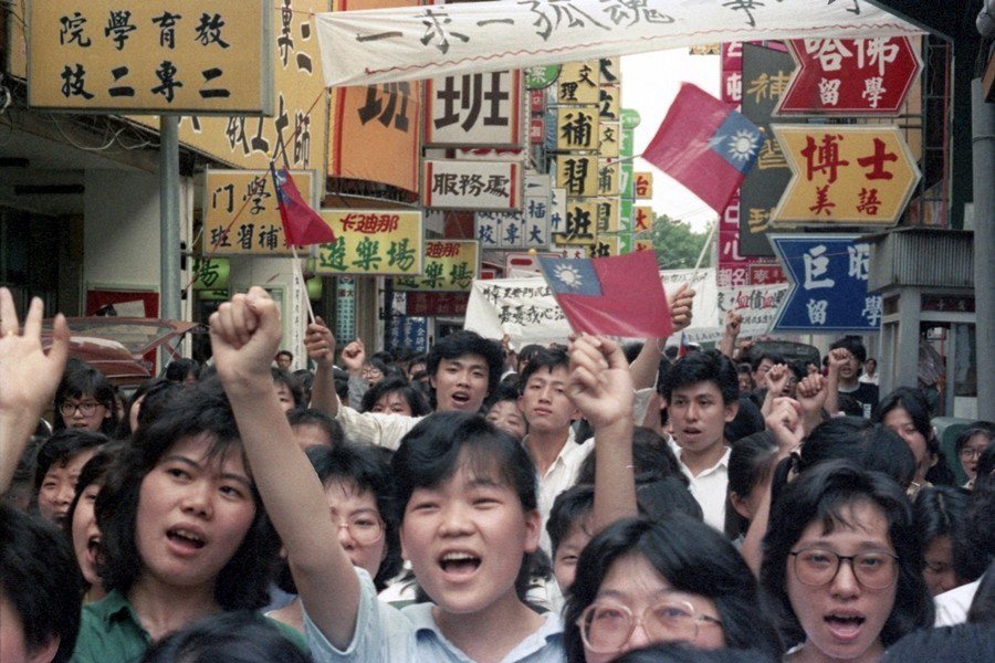 1989年6日6日，台北市南陽街的數千名補習班學生齊聚南陽街上，追悼天安門屠殺事件。 圖／聯合報系資料照