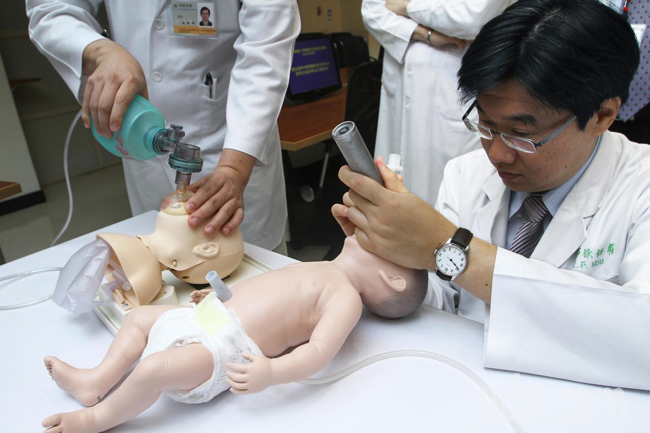 台灣嬰兒死亡率3.9人，與國際經濟合作暨發展組織（OECD）36個會員國比較，居第26位。圖為新生兒急救訓練。本報資料照片