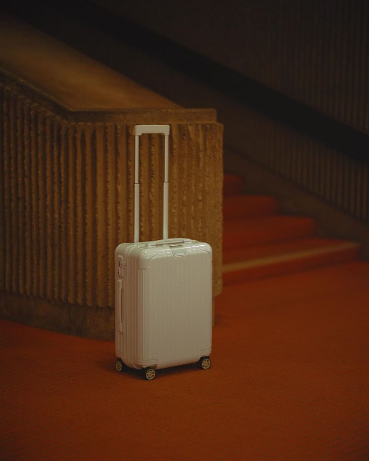 這一季，RIMOWA首度呈現彩色行李箱系列，高飽和色彩的配置，讓人過目難忘。圖／摘自instagram