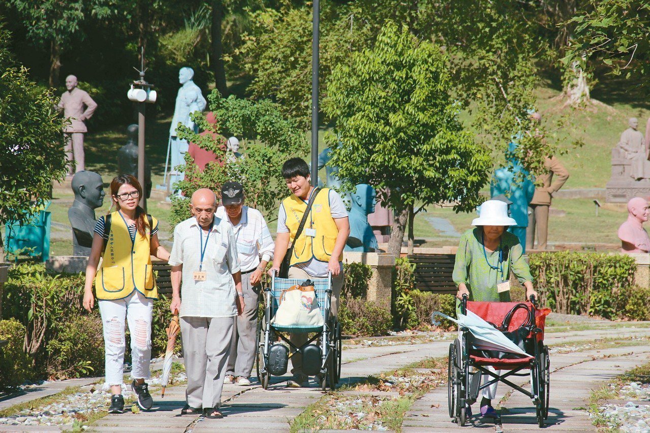 每年萬華老人服務中心郊遊活動，由社工及志工陪伴。<br />圖／天主教失智老人基金會提供