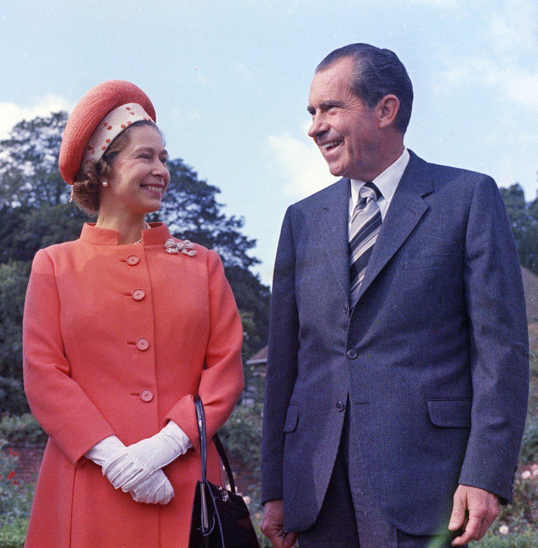 1970年，伊莉莎白女王在白金漢郡契克斯別墅跟來訪的尼克森合照。 （美聯社）