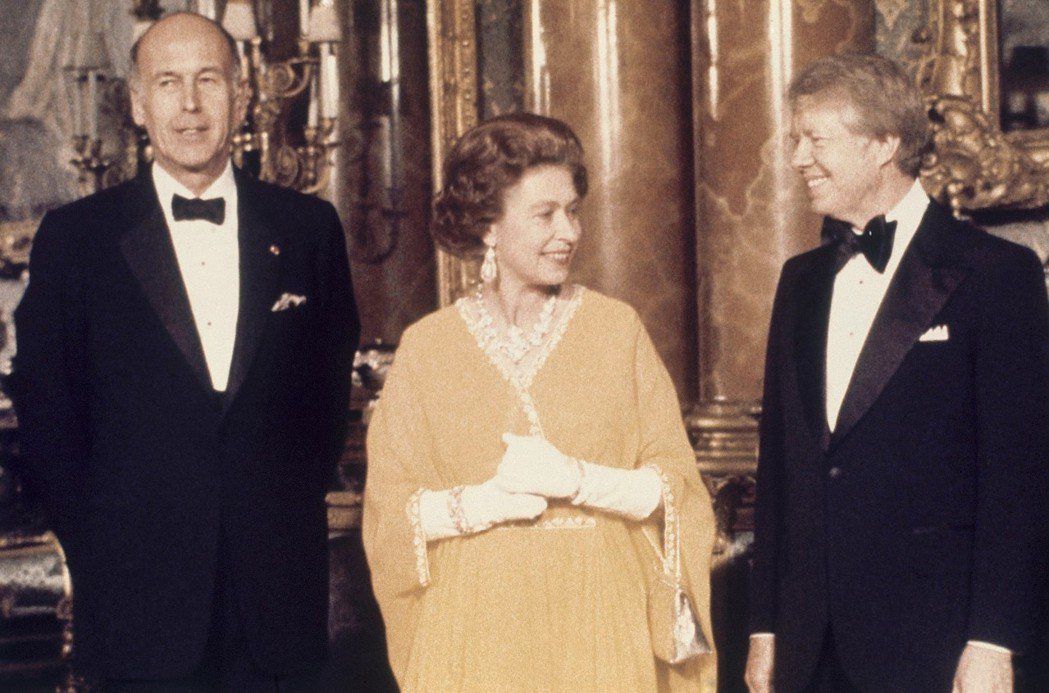 1977年5月，伊莉莎白女王和美國總統卡特（右）在英國白金漢宮會面。 （美聯社）