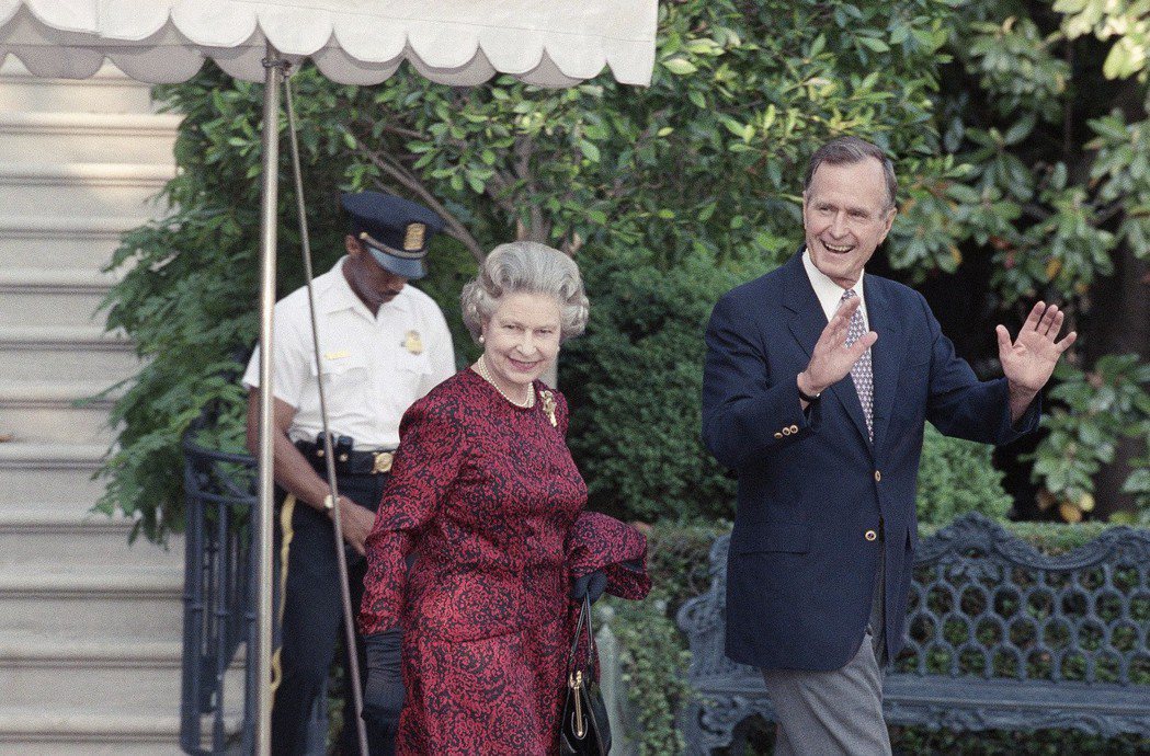 1991年，老布希跟伊莉莎白女王一同離開白宮準備前往巴爾的摩觀賞大聯盟棒球賽。 ...