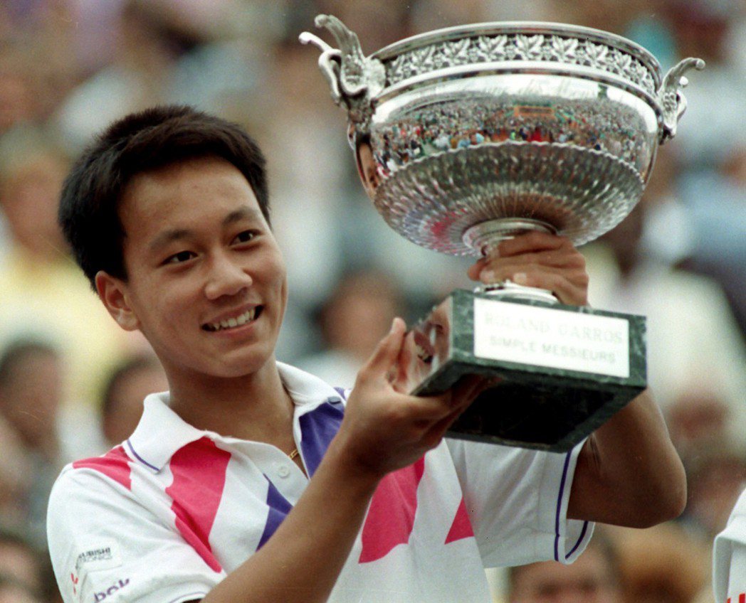 張德培1989年6月11日擊敗瑞典好手艾柏格拿下法網男單冠軍。（美聯社）