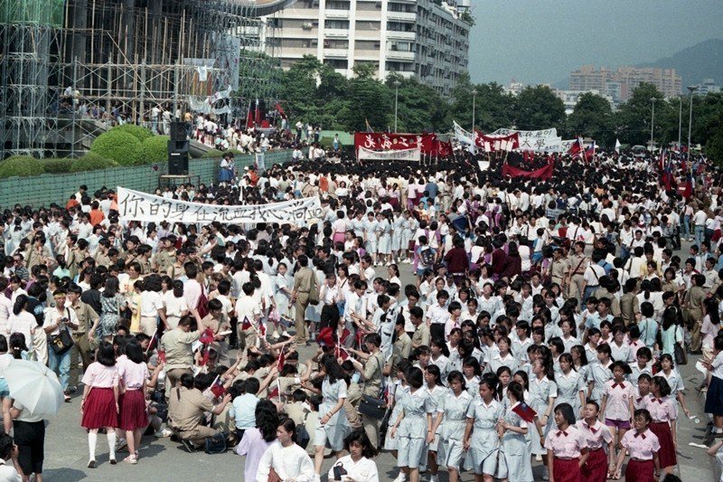 1989年6月5日，台灣民眾及學生聚集國父紀念館廣場前，譴責中共血洗天安門的暴行。 圖／聯合報系資料照
