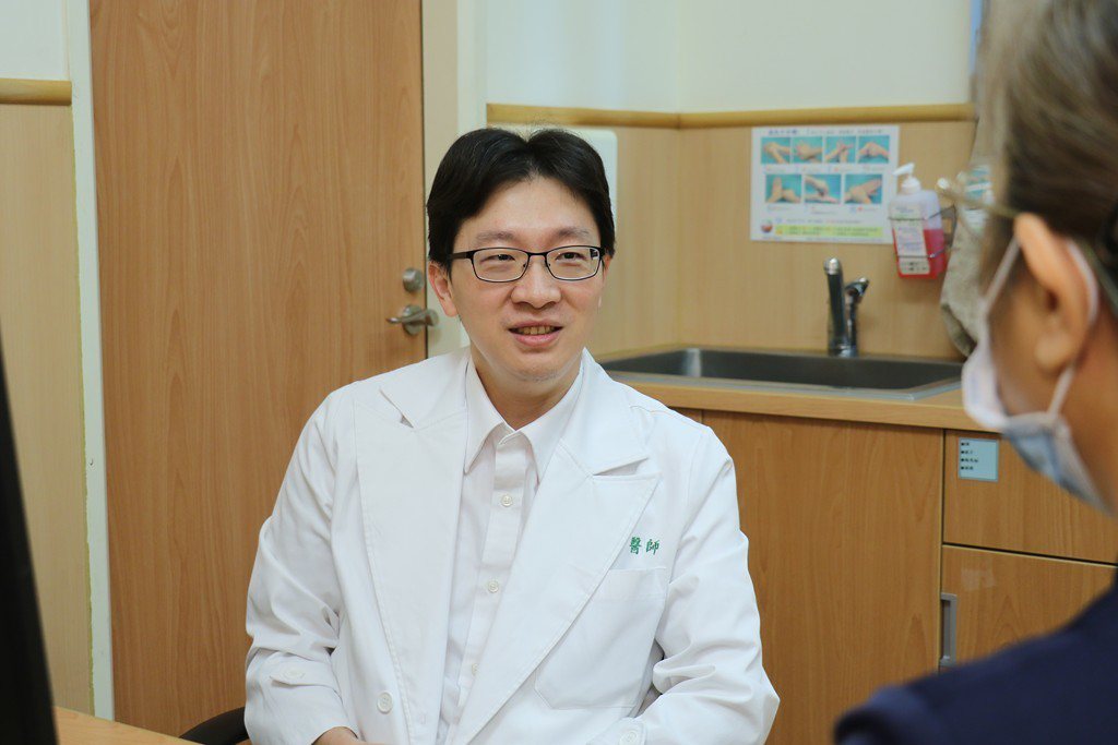 台中慈濟醫院胸腔外科醫師柯志霖表示，肺癌位居台灣十大癌症第一位，早期沒有明顯症狀，沒抽菸的人也不能輕忽。記者余采瀅／攝影