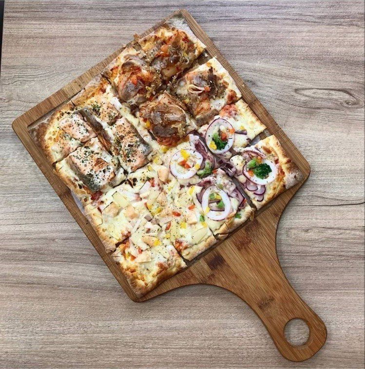 方形披薩可選4種口味，切成小片與朋友分享。IG @caro_0724 提供