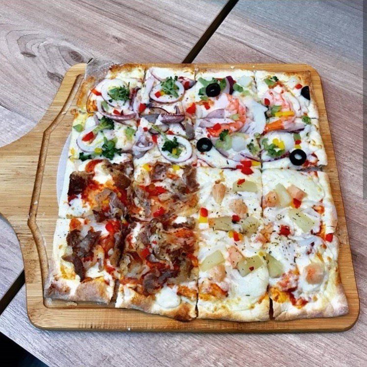 方形披薩看了讓人垂涎三尺。IG @moelebear 提供