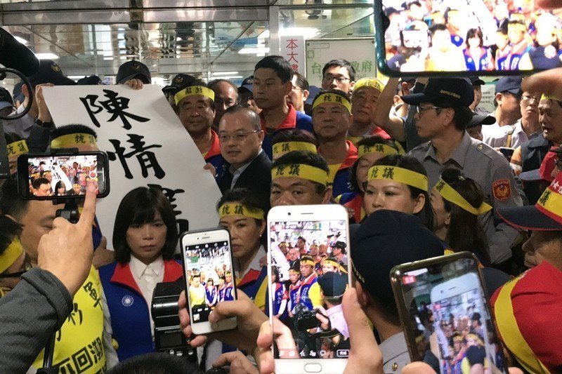3月12日，台南市國民黨議員率上千民眾到台南市政府抗議房屋稅。 圖／聯合報系資料照
