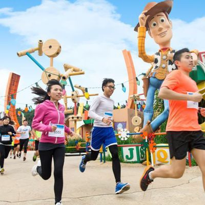 「香港迪士尼路跑活動」挾4大亮點強勢回歸！新增「皮克斯好友夜跑派對」、超過百位迪士尼角色參與