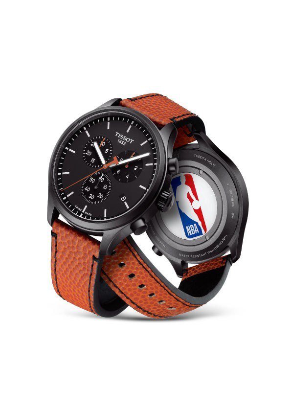 天梭NBA特別版CHRONO XL腕表，採用了可更換後底蓋的設計，能隨配戴者心情...