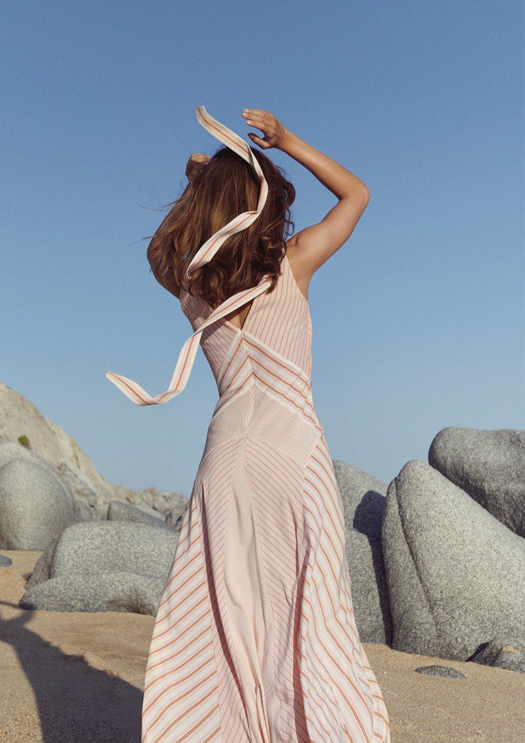 Loro Piana真絲縐紗連身裙以各式條紋拼接組成，輕盈迷人。圖／Loro Piana提供