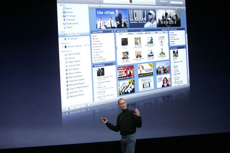 已故蘋果前執行長賈伯斯2008年在舊金山向媒體展示最新版iTunes產品。iTunes商店開創合法音樂下載商業模式，但隨著串流音樂興起，可能即將功成身退，由Music、TV和Podcasts三款App取而代之。路透
