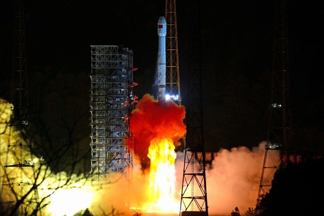 面對俄羅斯與中國，美國有不能輸的壓力。圖為中國「嫦娥四號」成功發射照，「嫦娥四號...