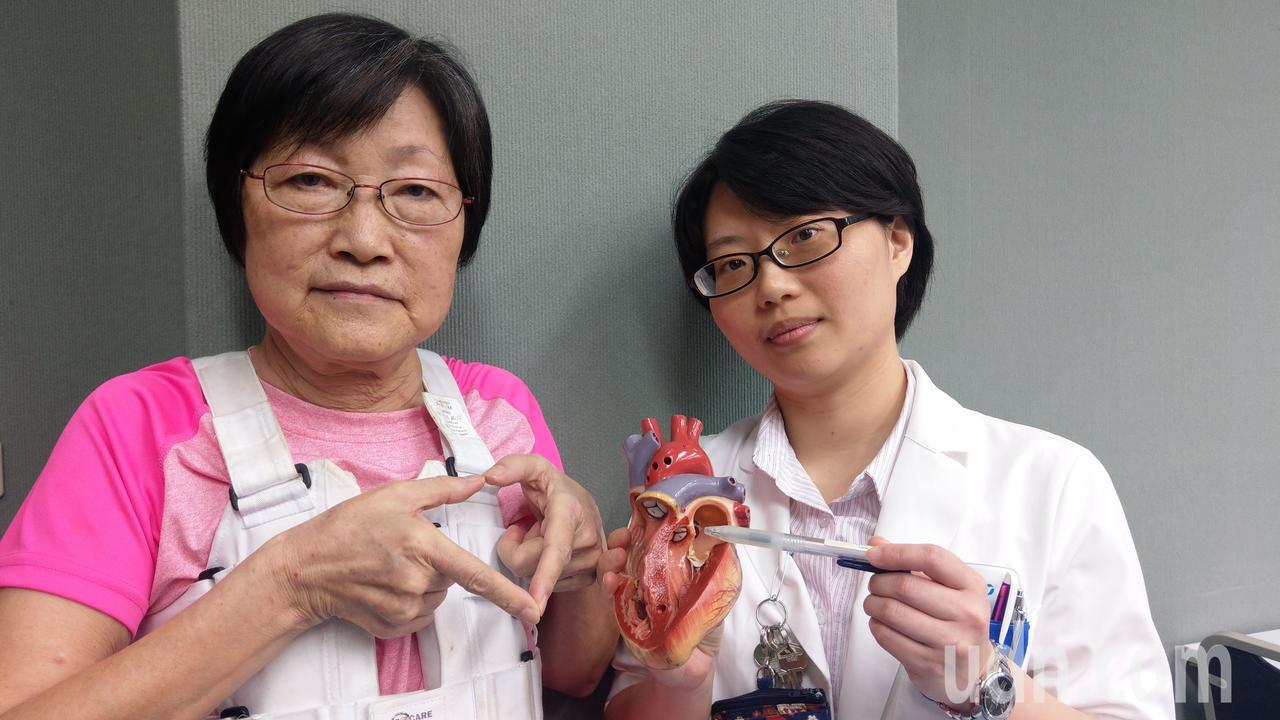 67歲吳姓退休女老師（左）因嚴重心衰竭，經醫師吳詠斯（右）開刀置換主動脈瓣、修補二尖瓣，救回一命。記者趙容萱／攝影