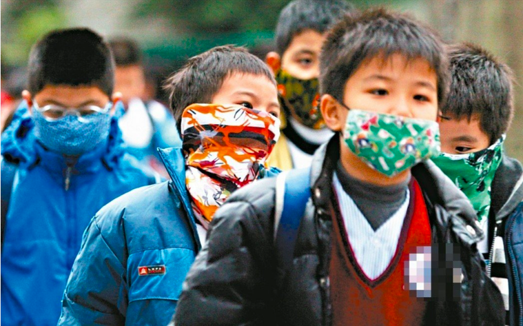 台灣西部空汙嚴重，越來越多學童出門戴口罩。 聯合報系資料照片