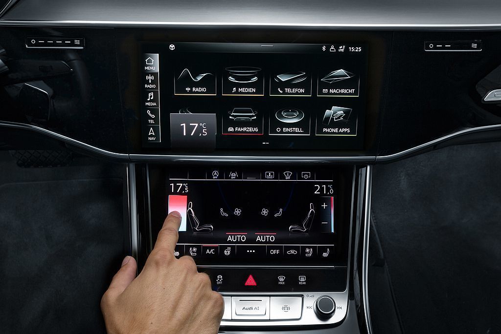 中控台10.1吋與8.6吋的液晶雙觸碰顯示屏幕，駕駛只需以手指點觸按壓或口語指令...