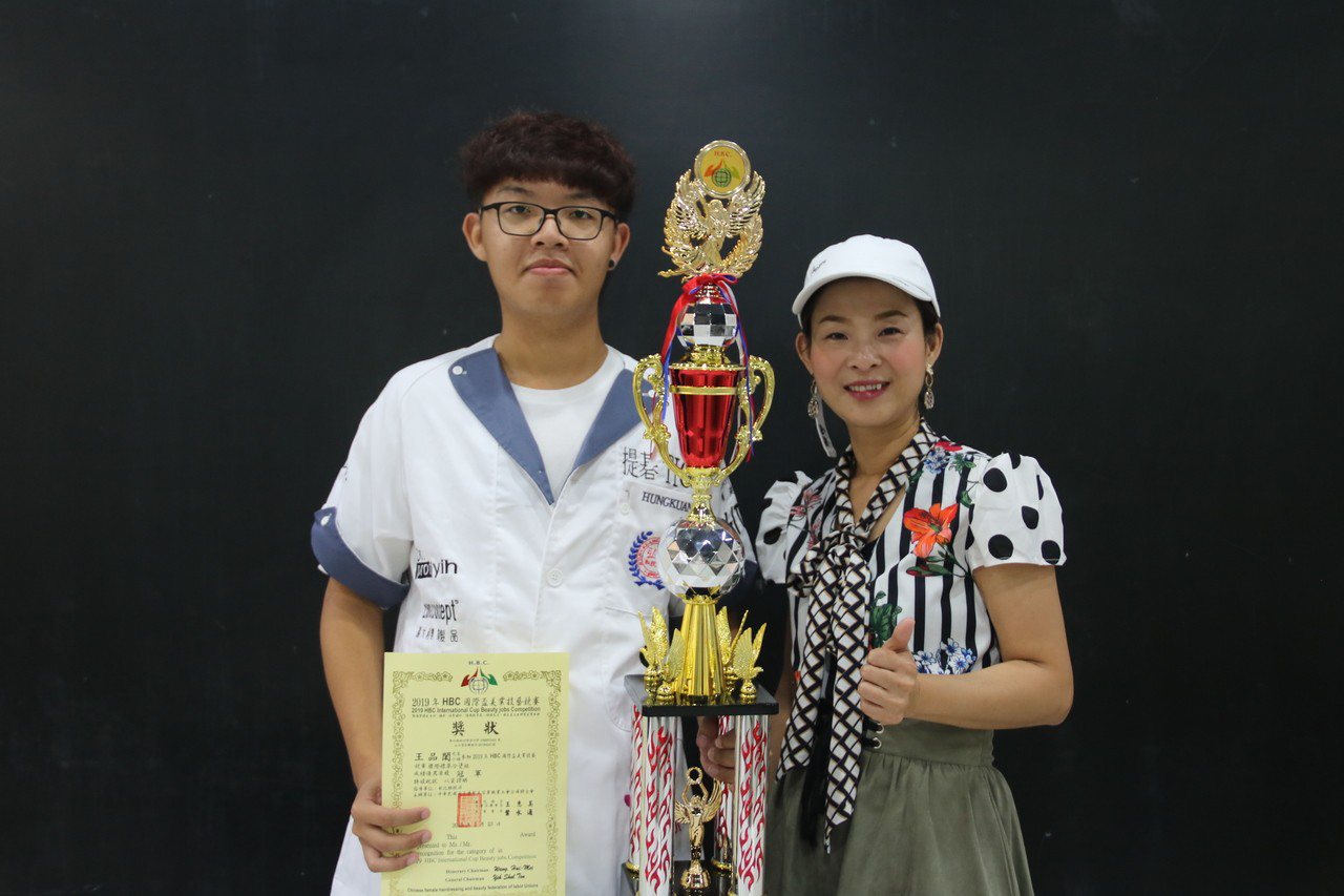 弘光科大美髮系男學生 參加國際比賽得冠軍