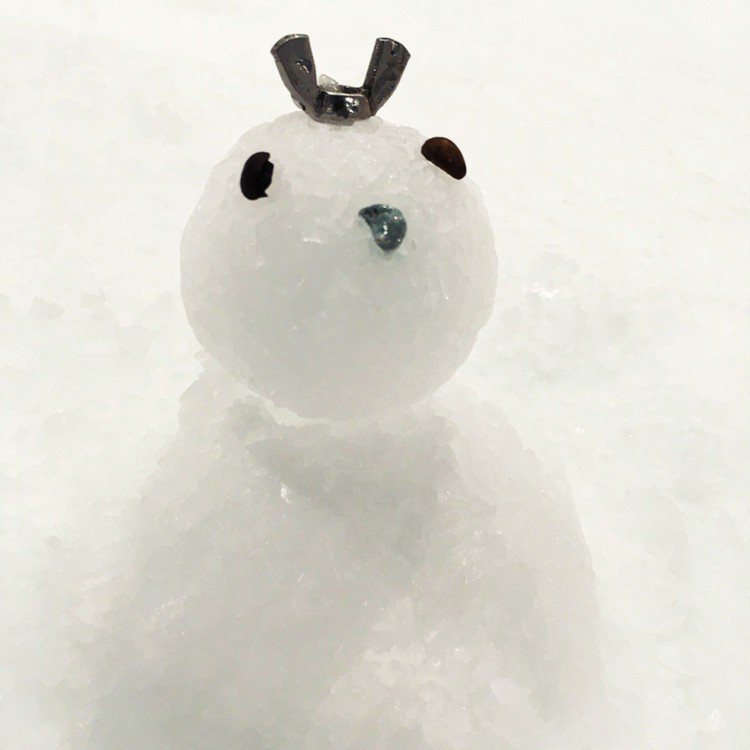 「SNOWTOWN雪樂地」玩堆雪人。圖／威秀提供