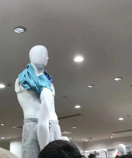 UNIQLO x KAWS聯名款在中國大陸造成瘋搶，有人連模特兒身上的衣服都不放過。圖／翻攝自微博