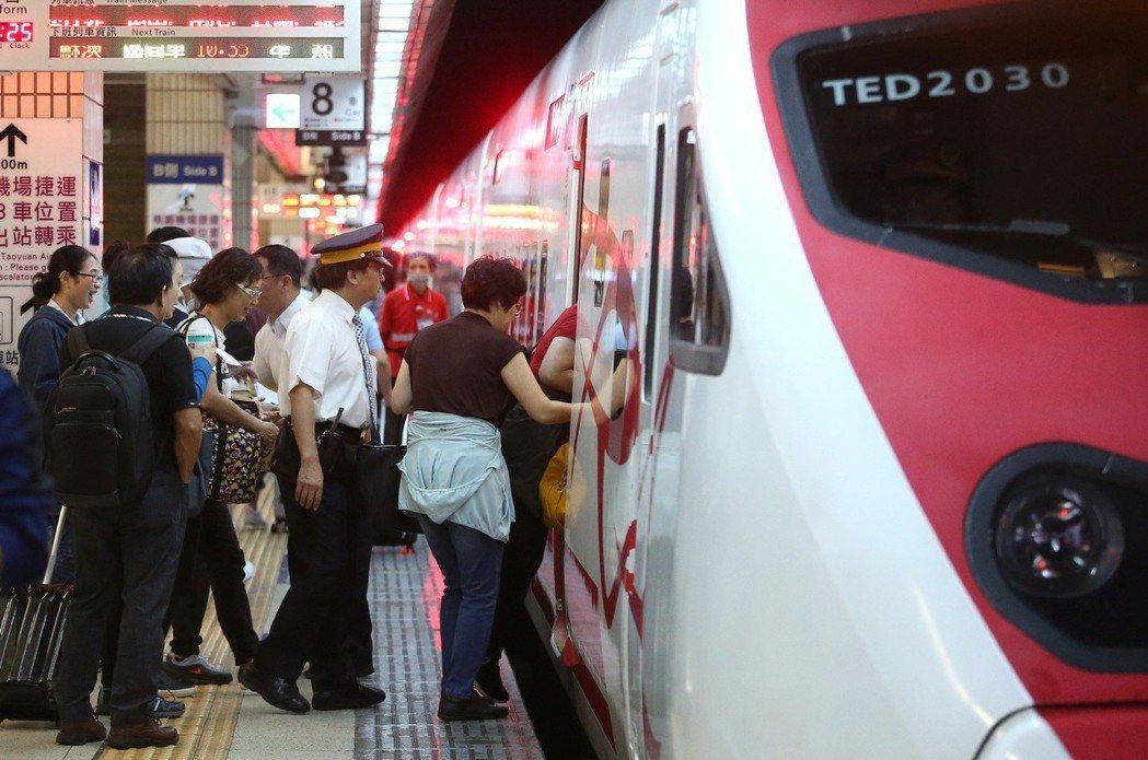 8日花蓮挺韓國瑜大會師，因為宣布太晚，台北到花蓮火車票幾乎被端午節連假返鄉民眾訂...