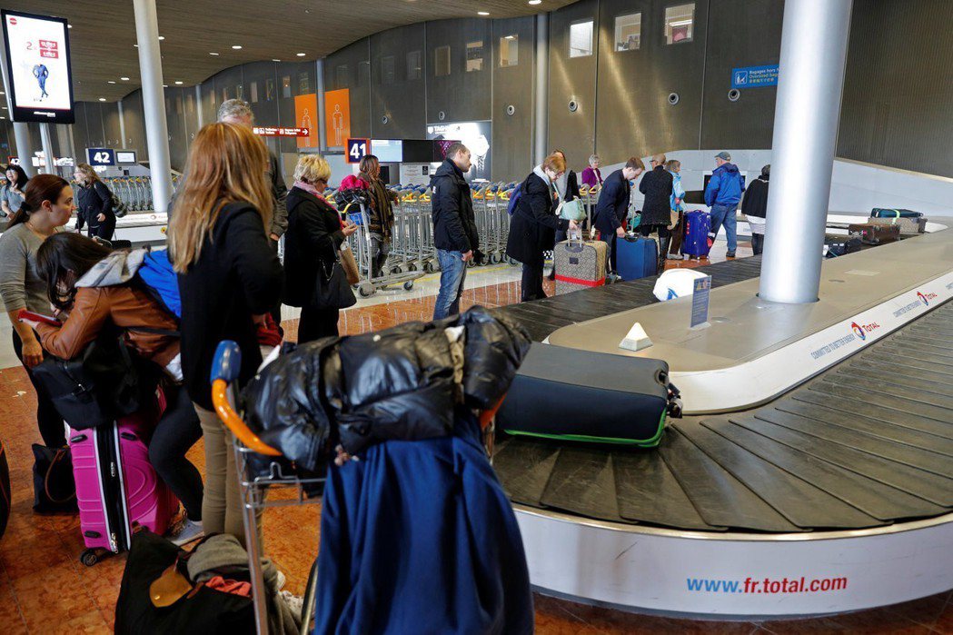 巴黎戴高樂機場的行李輸送帶。拿錯行李是行李遺失的主因之一。 （路透）