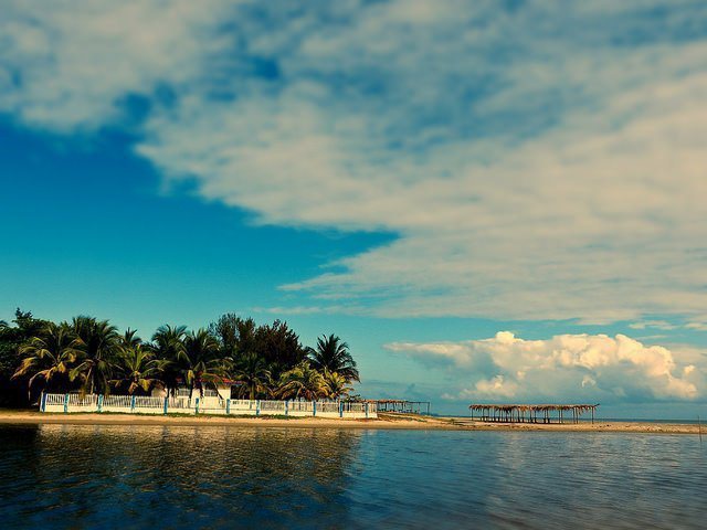 宏都拉斯的海岸有股專屬中美洲的悠閒。圖／擷自flickr，女子學提供