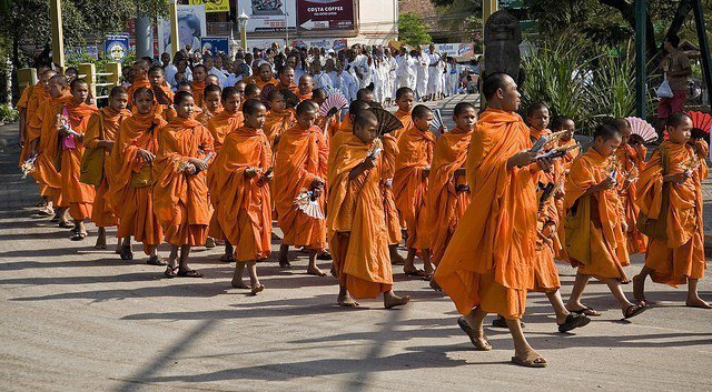 柬埔寨是宗教氛圍濃厚的國家，街頭上常常會有各式各樣的儀式或活動。圖／擷自flickr，女子學提供