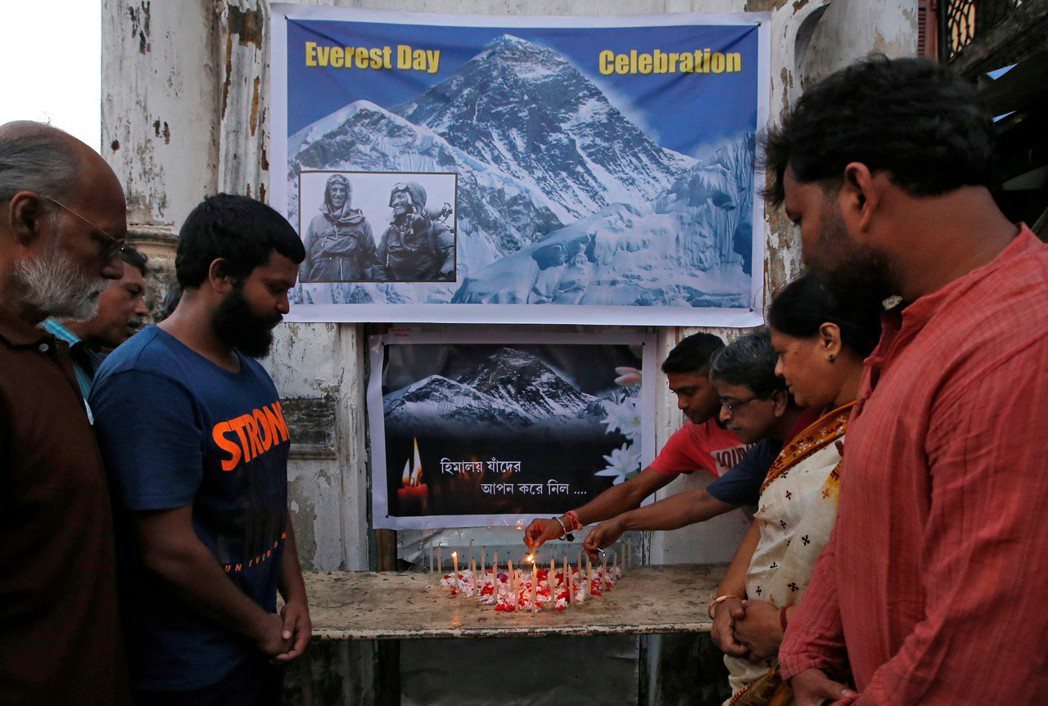 民眾在印度加爾各答點蠟燭，悼念死在珠峰上的登山客。 （路透）
