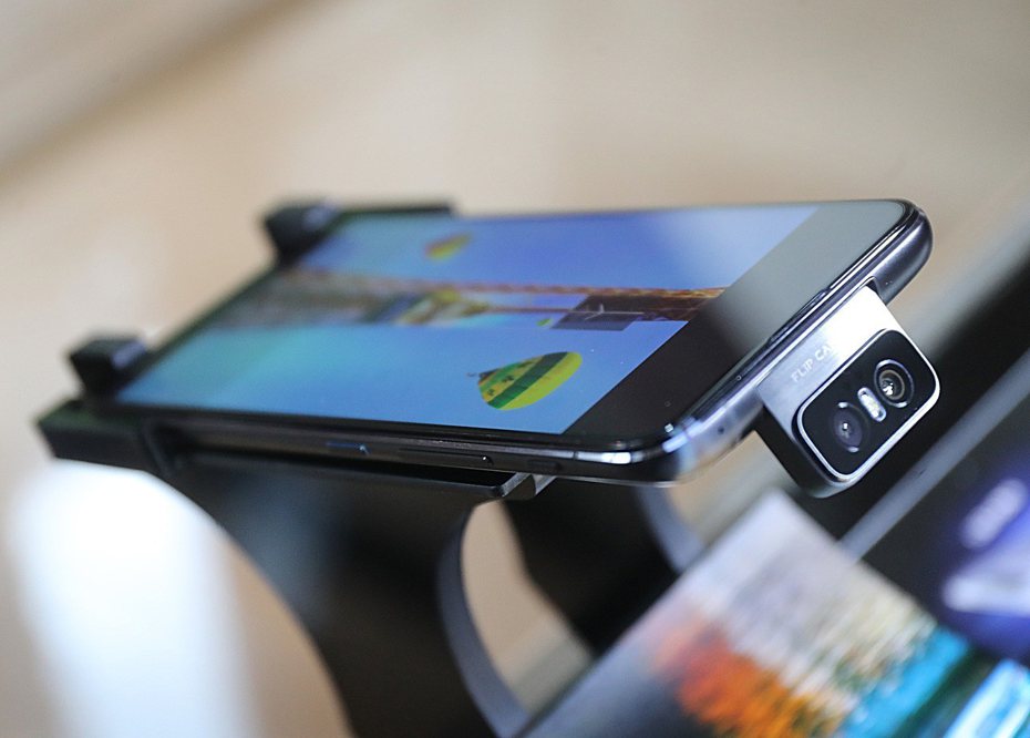 華碩6日在台北舉辦新一代智慧型手機ZenFone 6上市發表會，這是華碩首款採用無瀏海全螢幕設計的手機，搭載翻轉式相機，結合前置與後置翻轉鏡頭模組，使用上具備更多彈性。中央社