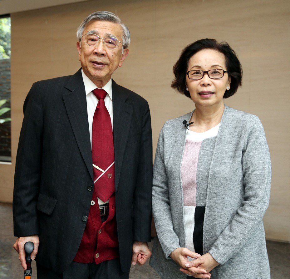 前衛生署長李明亮（左）與罕見疾病基金會創辦人陳莉茵（右）。記者侯永全／攝影