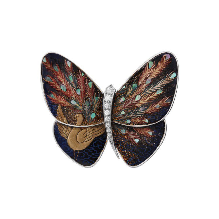 梵克雅寶Kujaku孔雀漆繪蝴蝶胸針，77萬5,000元。圖／梵克雅寶提供