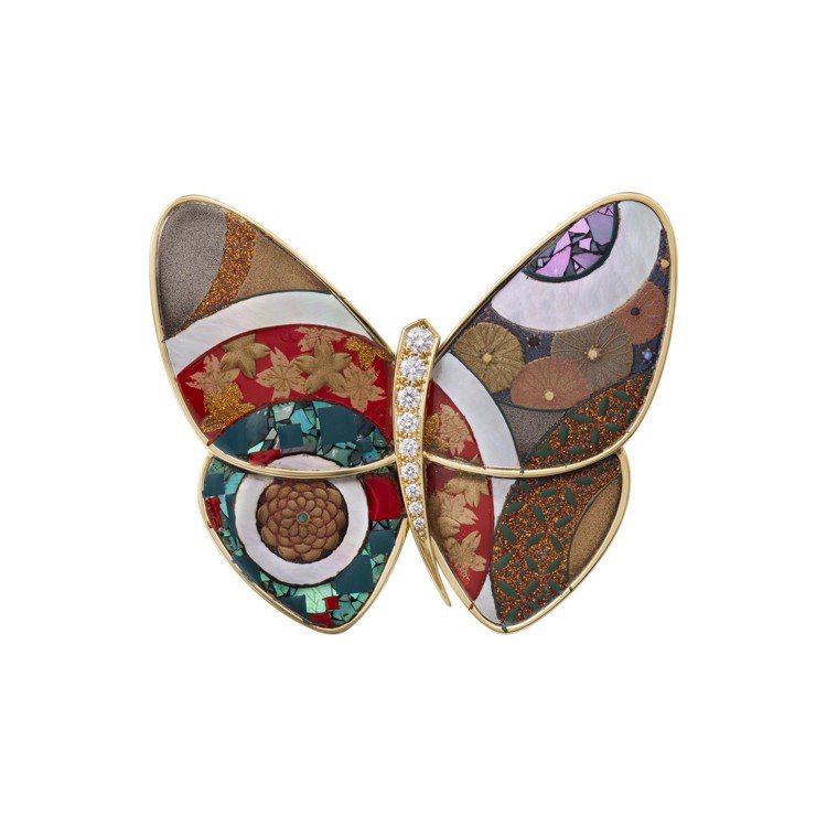 梵克雅寶Hananomaru圓形花卉漆繪蝴蝶胸針，77萬5,000元。圖／梵克雅寶提供
