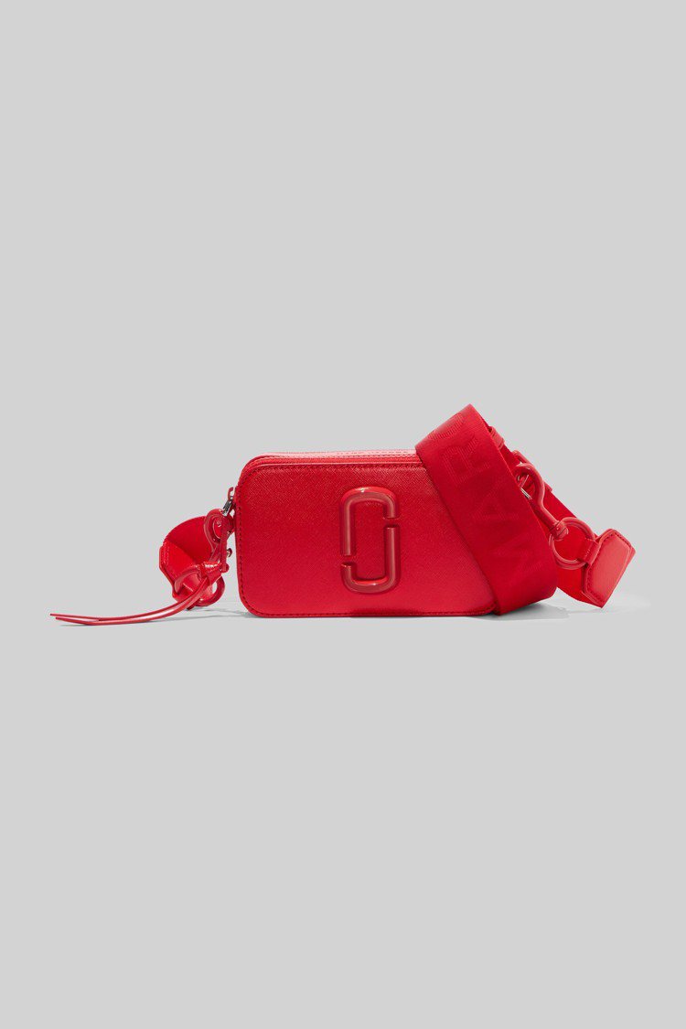 烈焰紅Snapshot相機包，15,900元。圖／Marc Jacobs提供