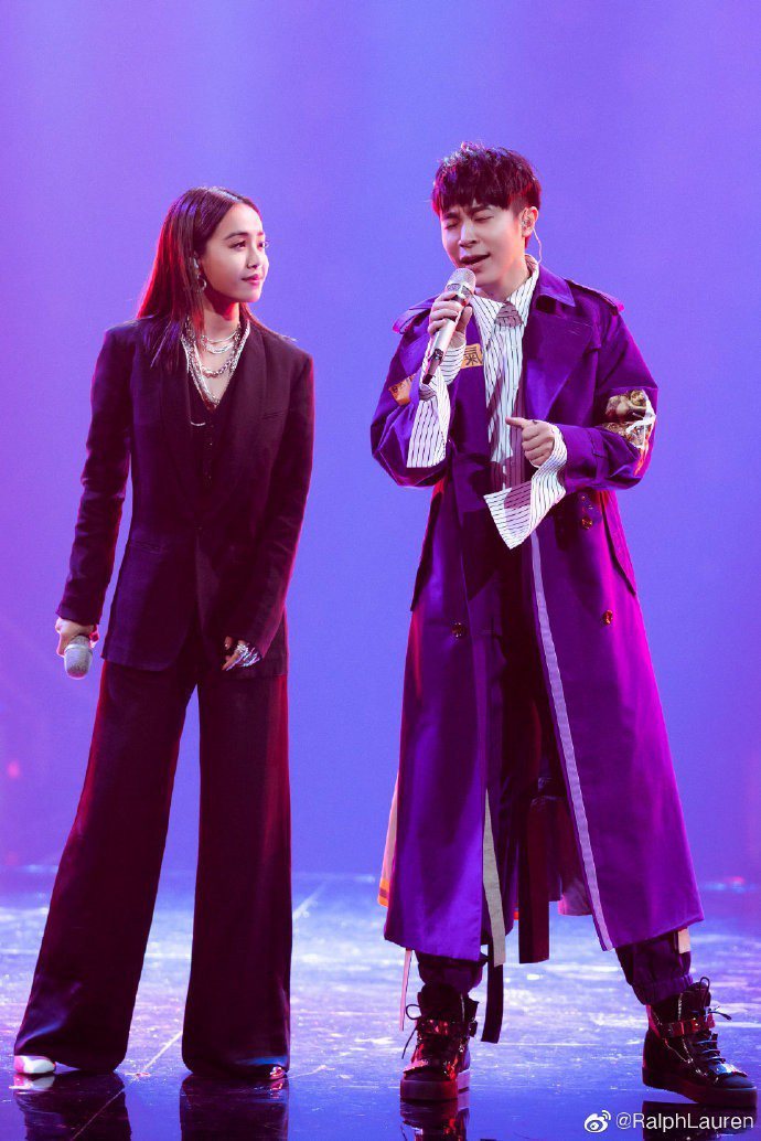 蔡依林（左）在《我是歌手》總決賽選穿深色RALPH LAUREN Collection 2019春夏系列褲裝。圖／取自微博