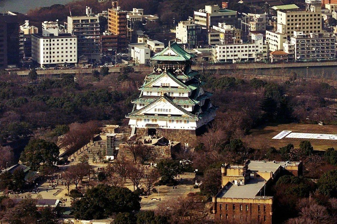 而後的大阪城，歷經德川的重新建造、到後來近代的明治、昭和幾次的修復重建（又歷經過...