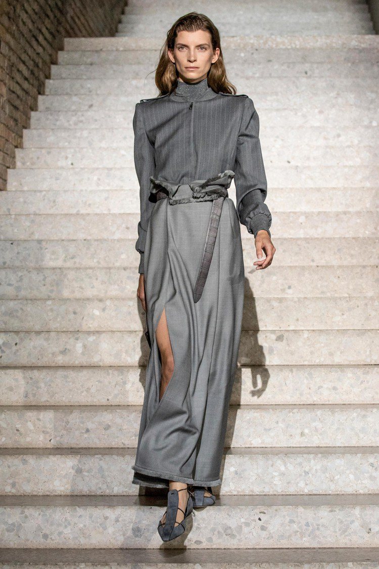 灰色套裝展現了當代女性的俐落自信美。圖／Max Mara提供