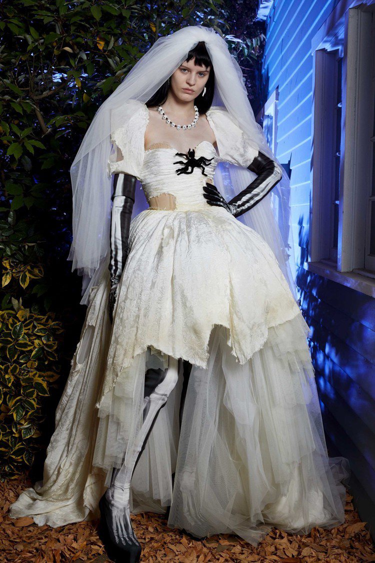 穿著白紗禮服的地獄新娘，四肢套上以白骨作為主題印花的緊身內搭出場，也為整個系列堆疊出最濃厚的戲劇效果。圖／Moschino提供