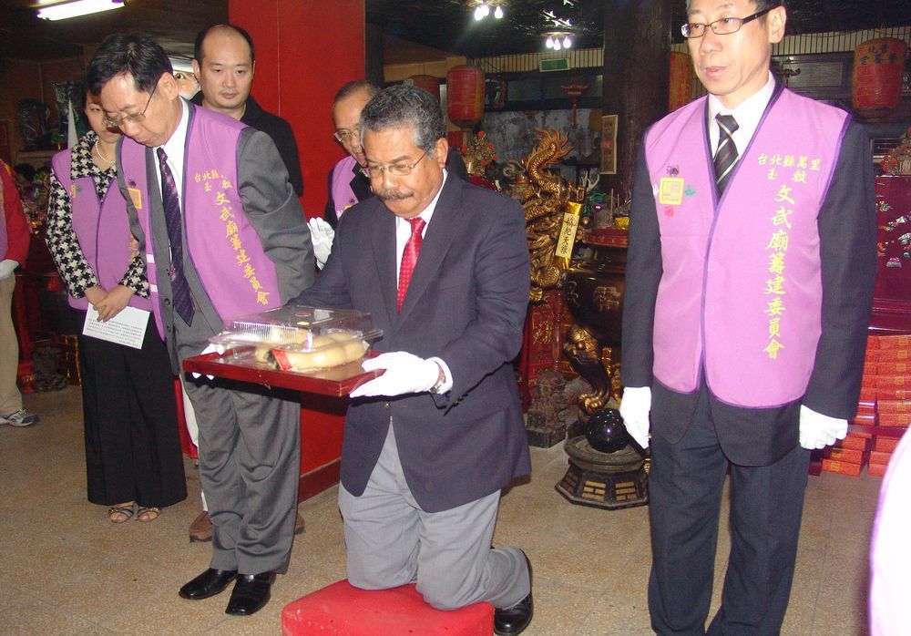 2008年帛琉總統當選人陶瑞賓到普化警善堂向關聖帝君謝恩。圖／聯合報系資料照片