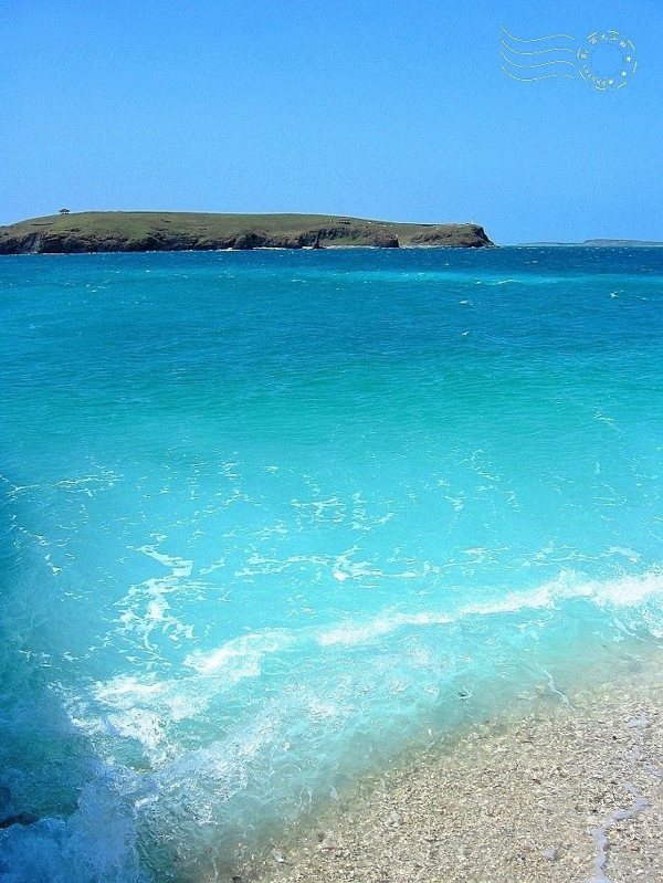 海水純淨至透明，水下白沙似粒粒可數。