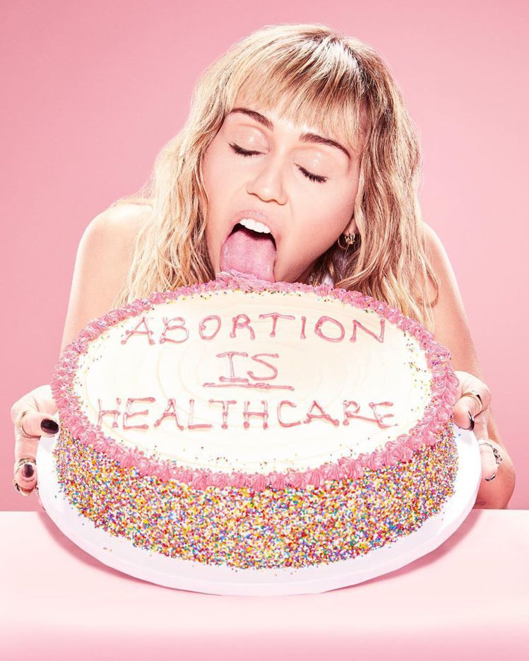 麥莉在IG上發表另一張同系列的照片，照片中她正舔著一個印有「Abortion i...