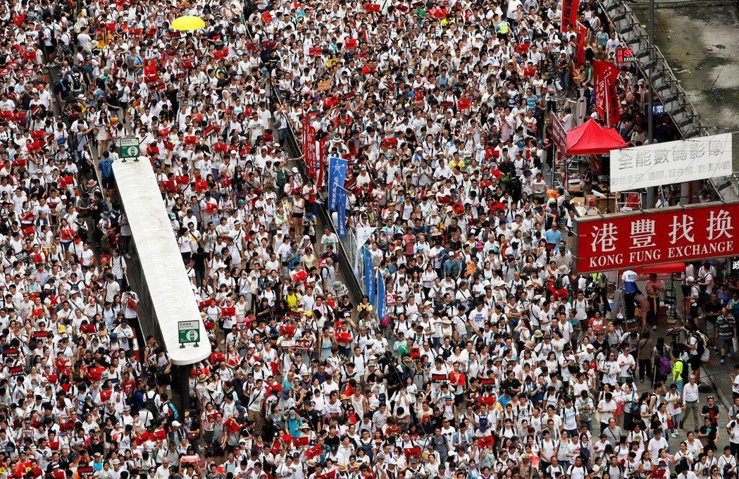 香港9日舉行「反送中」遊行。
 （路透社）
