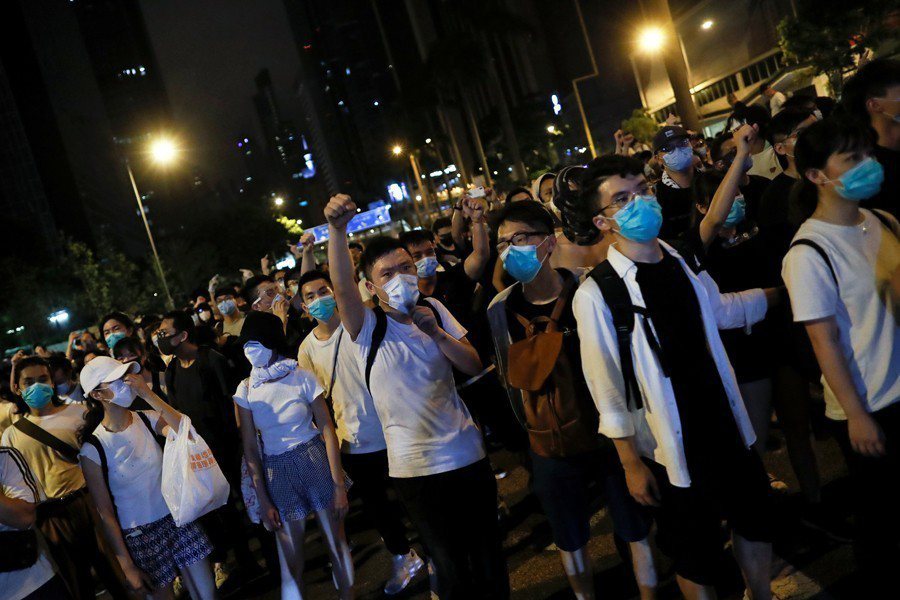 抗議香港政府修法「送中條款」的民眾，持續在香港政府總部前示威至隔日凌晨，最後遭警方以優勢警力強制驅離。 圖／路透社