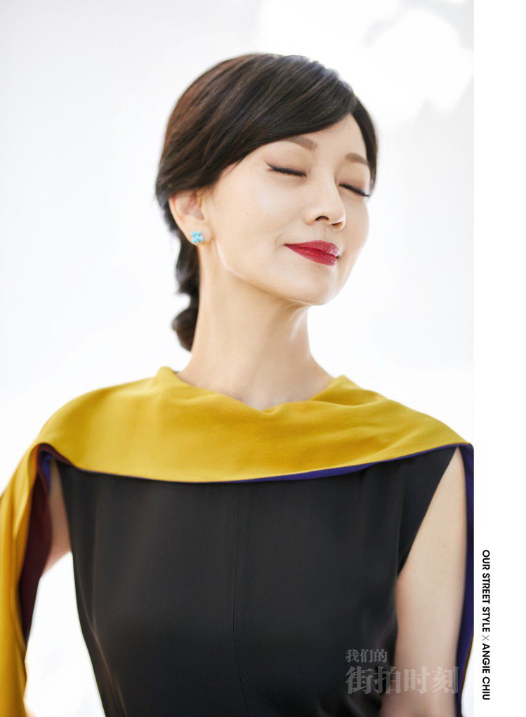 趙雅芝身穿黑色連身洋裝，搭配Chaumet的Hortensia系列耳環與戒指。圖／摘自微博