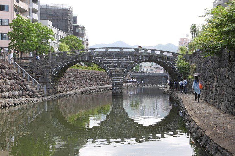眼鏡橋為日本三名橋之一，在水中的倒影恰如眼鏡。記者陳睿中／攝影