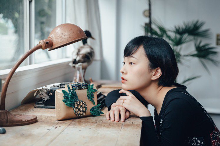 Isabelle Wen溫慶珠推出鳳梨造型宴會方包。圖／誠品生活提供
