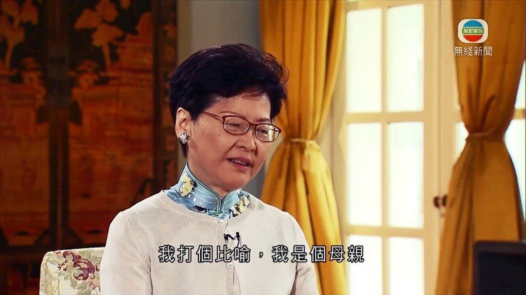 香港特首林鄭月娥受訪時動情哽咽。 圖／截自《TVB》