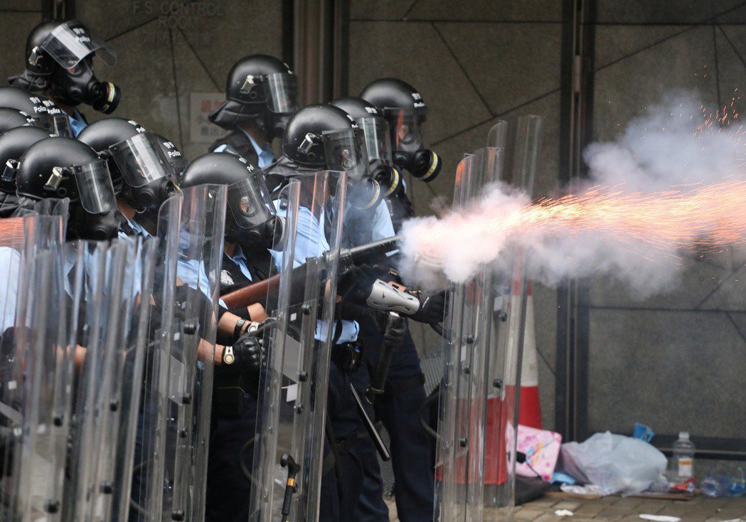 上萬民眾包圍立法會要求撤回條例，香港警方發射催淚彈。 （路透）